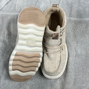 Hey Dude Women's boot in Beige and Light Brown